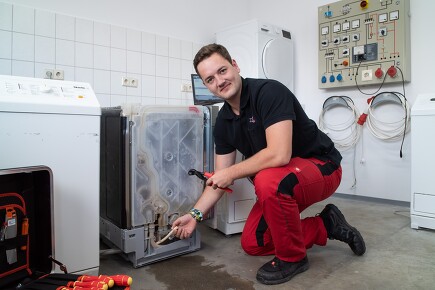 Kundendienst/ Elektroinstallation Elektromeister Christopher Böhme Kundendienst/ Elektroinstallation Elektromeister Christopher Böhme